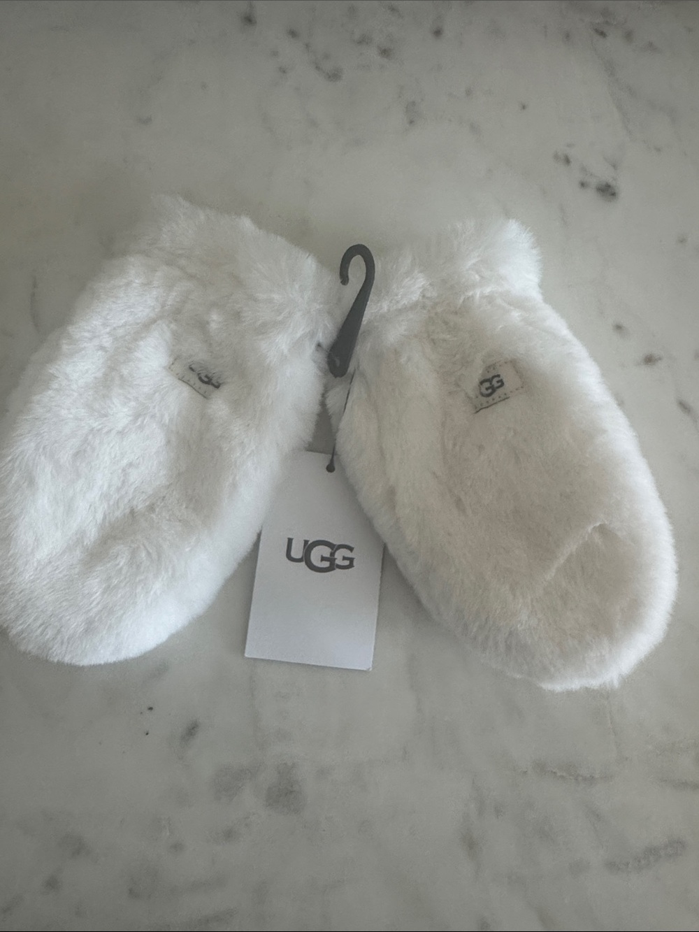 ●NEW●UGG/Kid's Faux Fur Mitten NWT 2-4 Years